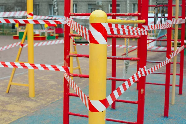 Kwarantanna Covid Plac Zabaw Jest Zablokowany Przez Biurokrację Ostrzegawczą Zostań — Zdjęcie stockowe