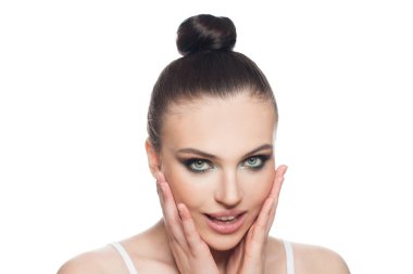 Beyaz arka planda izole edilmiş güzel bir kadın spa modeli, güzel bir yüz kaplaması. 