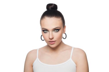 Beyaz tenli mükemmel genç model kadın, portrede izole edilmiş.