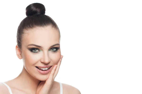 Mooie Glimlachende Vrouw Spa Model Geïsoleerd Wit Vrouwelijke Gezicht Closeup — Stockfoto