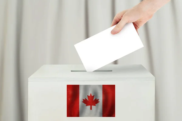 Conceito Voto Canadense Mão Eleitor Segurando Papel Cédula Para Votação — Fotografia de Stock