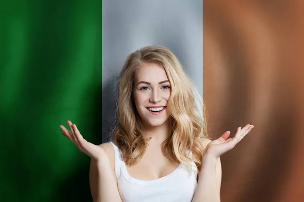 在爱尔兰国旗的衬托下美丽而快乐的年轻女子 在爱尔兰的生活 教育和工作 — 图库照片
