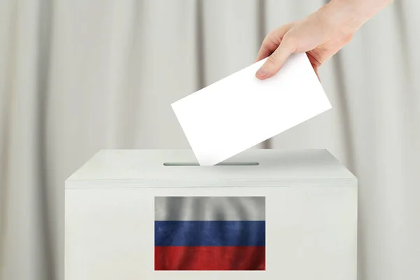 Rus Oylama Konsepti Seçim Sandığı Için Pusulası Tutan Seçmen — Stok fotoğraf