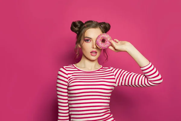 Modieuze Vrouw Met Donut Roze Achtergrond — Stockfoto
