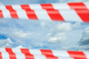 Karantina, iptal edilmiş uçuşlar ve ertelenmiş tatil konsepti. Gökyüzü, bulutlar ve kırmızı uyarı bandı