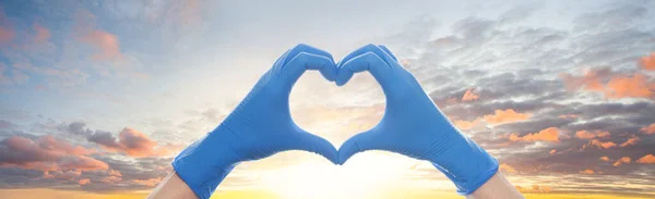 Сердце Фоне Облаков Сердце Построено Рук Перчатках Доктора — стоковое фото