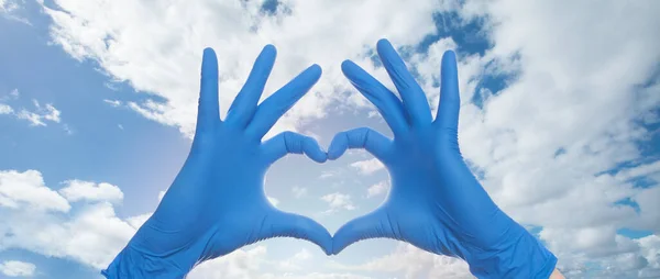 Doctor Handen Maken Hart Tegen Lucht Wolken Achtergrond — Stockfoto