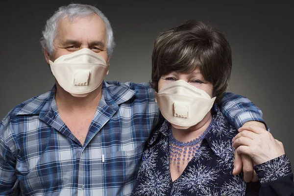 高齢者男性と女性で保護マスク — ストック写真