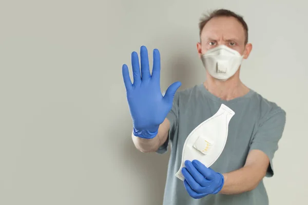 Doktor Elinde Tıbbi Koruyucu Maske Güvenlik Virüs Koruma Kavramı — Stok fotoğraf