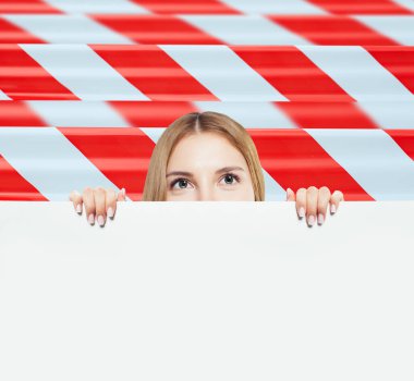 Uyarı bandı ve beyaz boş pano afişi olan kopyalama alanı olan bir kadın