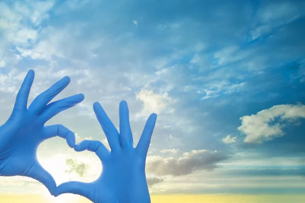 Concepto Medicina Médico Manos Azul Médico Guantes Quirúrgicos Haciendo Corazón — Foto de Stock