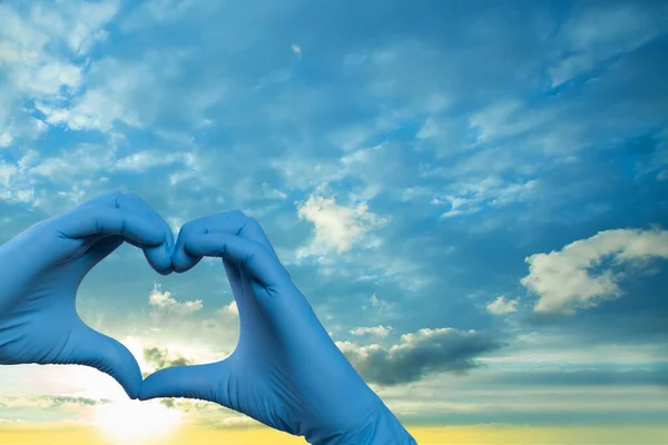 Γιατρός Χέρια Ιατρικά Χειρουργικά Γάντια Κάνοντας Καρδιά Στον Ουρανό Σύννεφα — Φωτογραφία Αρχείου