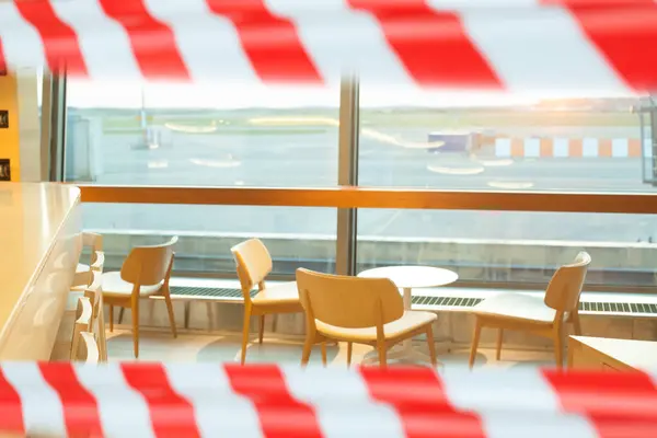 Kapı Penceresinden Uyarı Bandıyla Boş Havaalanını Boşalt — Stok fotoğraf