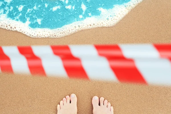 Füße Auf Meeressand Geschlossenes Warnband Verzögerter Urlaub Und Quarantäne Konzept — Stockfoto