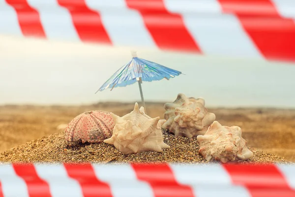Mořská Mušle Pláži Varovnou Páskou Zpožděná Dovolená Koncepce Karantény — Stock fotografie