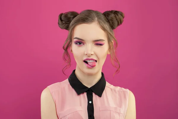 Leuke Grappige Model Vrouw Met Mode Make Fel Roze Achtergrond — Stockfoto