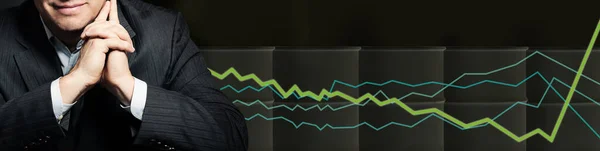 原油バレルの列と黒の背景にチャートに対してビジネスマン 石油産業の概念 — ストック写真