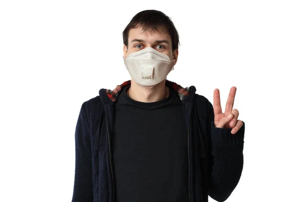 白い背景に平和のジェスチャーを作る保護マスクの男 — ストック写真