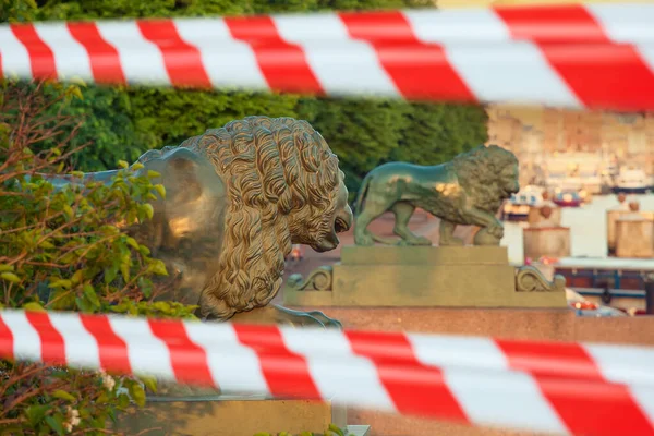 Geschlossene Alte Löwen Skulptur Auf Dem Petersberg Mit Warnband — Stockfoto