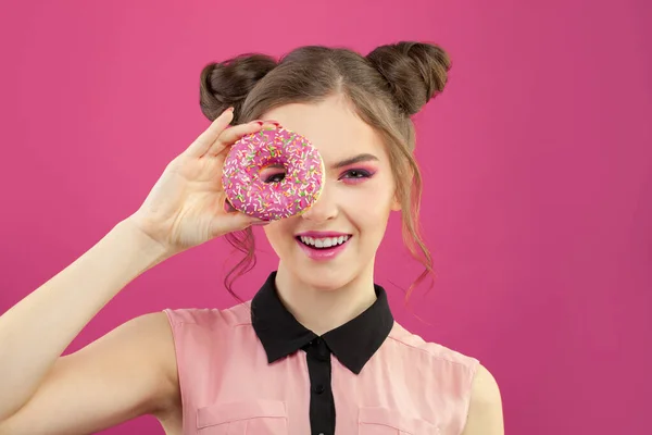 Mutlu Kadın Pembe Arka Planda Donut Tutuyor — Stok fotoğraf