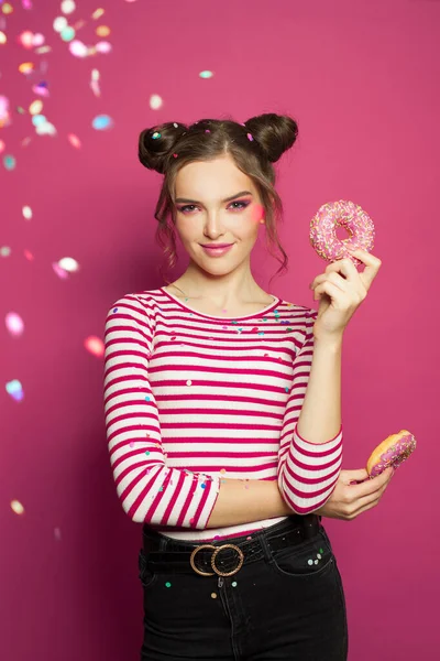 Mulher Agradável Com Donuts — Fotografia de Stock