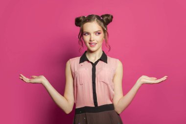 Parlak pembe arka planda mutlu model kadın