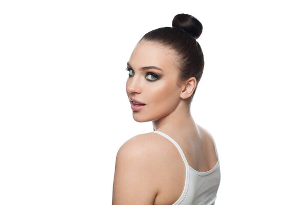 Красивая модель женщина с чистой кожей изолированы на белом, портрет
