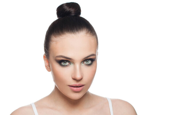 Красивая женщина спа модель изолированы на белом фоне, красивое лицо крупным планом
 