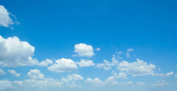 青空に浮かぶふわふわの雲 雲からの背景 — ストック写真