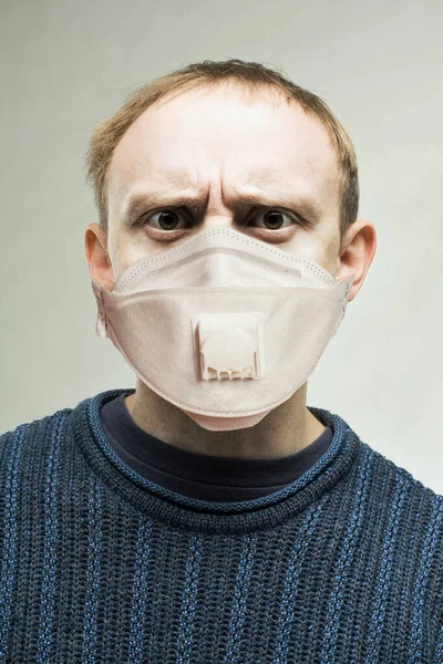 Σοκαρισμένος Άντρας Προστατευτικό Πορτρέτο Μάσκας — Φωτογραφία Αρχείου