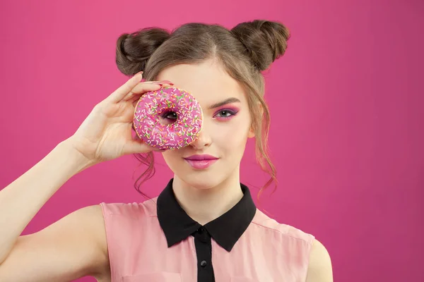 Милая Модная Женщина Держит Пончик Ярком Розовом Фоне — стоковое фото