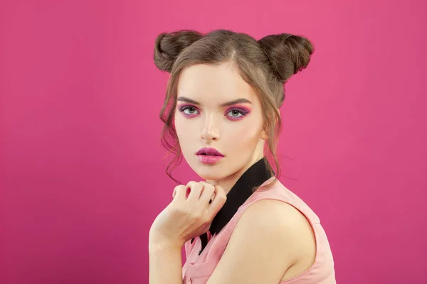 Attraktiv Kvinna Med Mode Makeup Ljus Rosa Bakgrund — Stockfoto