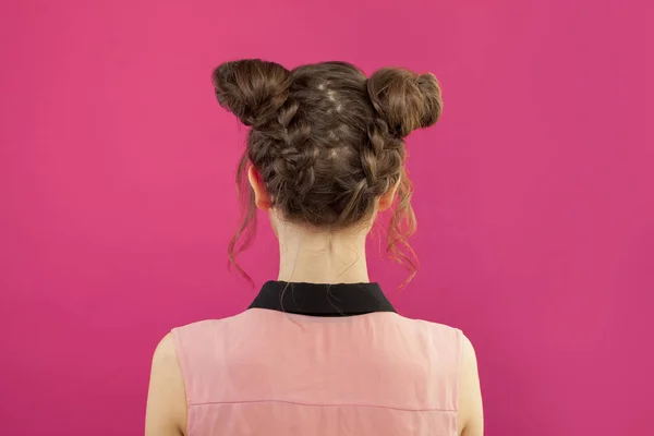 Mujer Espalda Con Peinado Sobre Fondo Rosa Brillante — Foto de Stock