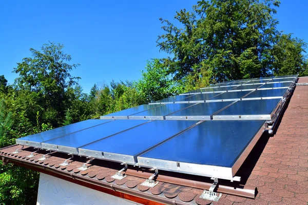 Solární panely na střeše — Stock fotografie