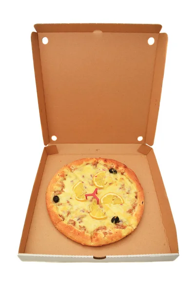 Пицца в картонной коробке — стоковое фото