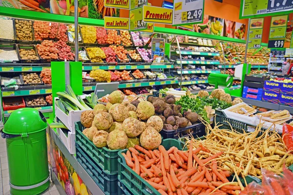 Λαχανικά στο σούπερ μάρκετ — Φωτογραφία Αρχείου