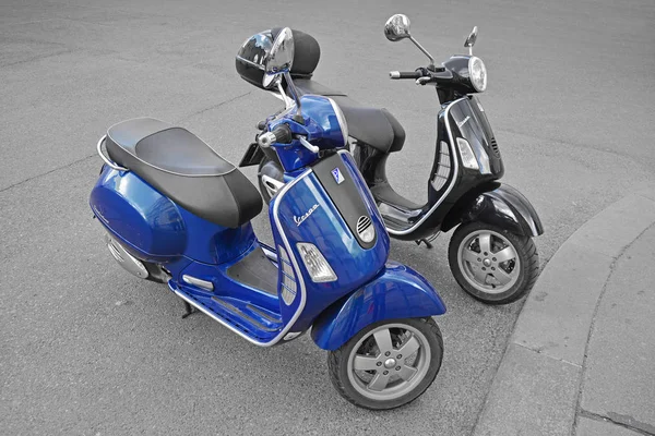 Duas motocicletas vespa — Fotografia de Stock