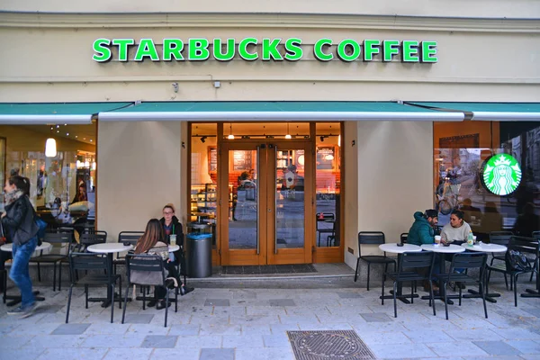 Starbucks kaffehus i Wien. – stockfoto