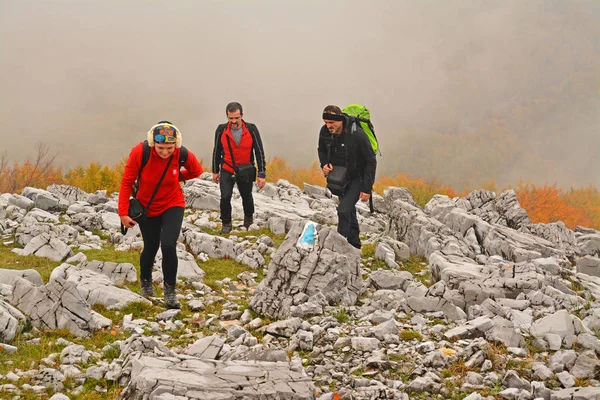 Hikers on the mountain — Stock Photo, Image