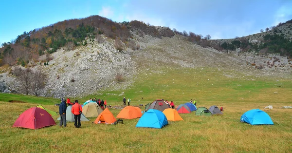 Camping tenten buiten — Stockfoto