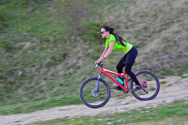 Jonge vrouw fietsen — Stockfoto