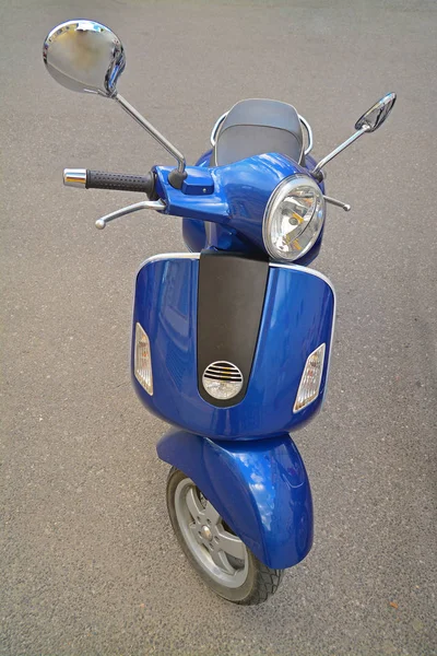 Scooter bleu stationné — Photo