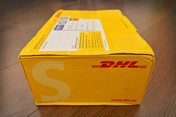 Dhl pachet poștal — Fotografie, imagine de stoc