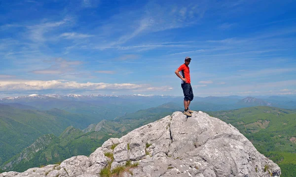 Man on summit — Stock Photo, Image