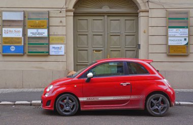 Park edilmiş kırmızı araba 