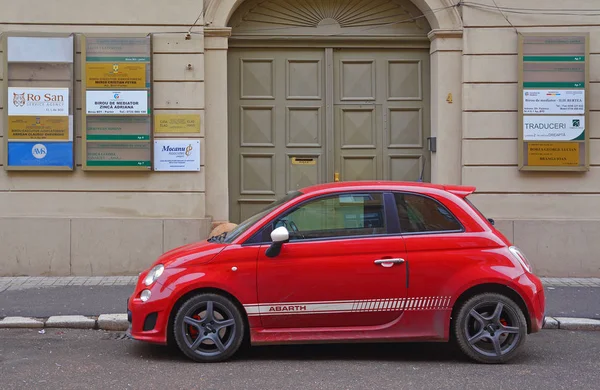 Park edilmiş kırmızı araba 