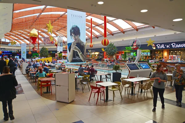 Bir alışveriş merkezi içinde — Stok fotoğraf