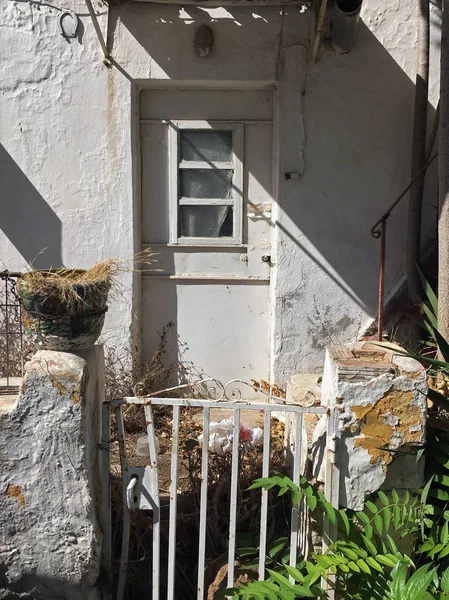 Casa abandonada portão enferrujado — Fotografia de Stock