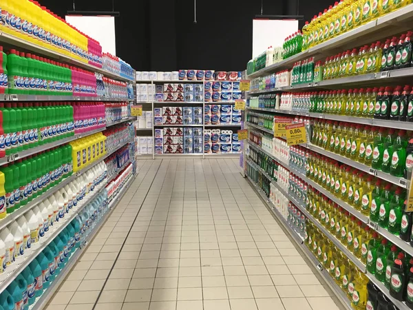 ev temizlik ürünleri ile süpermarket koridor