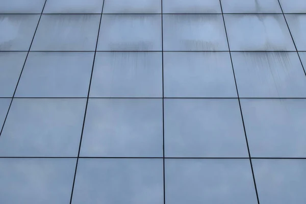 Bâtiment en verre fenêtres sales — Photo